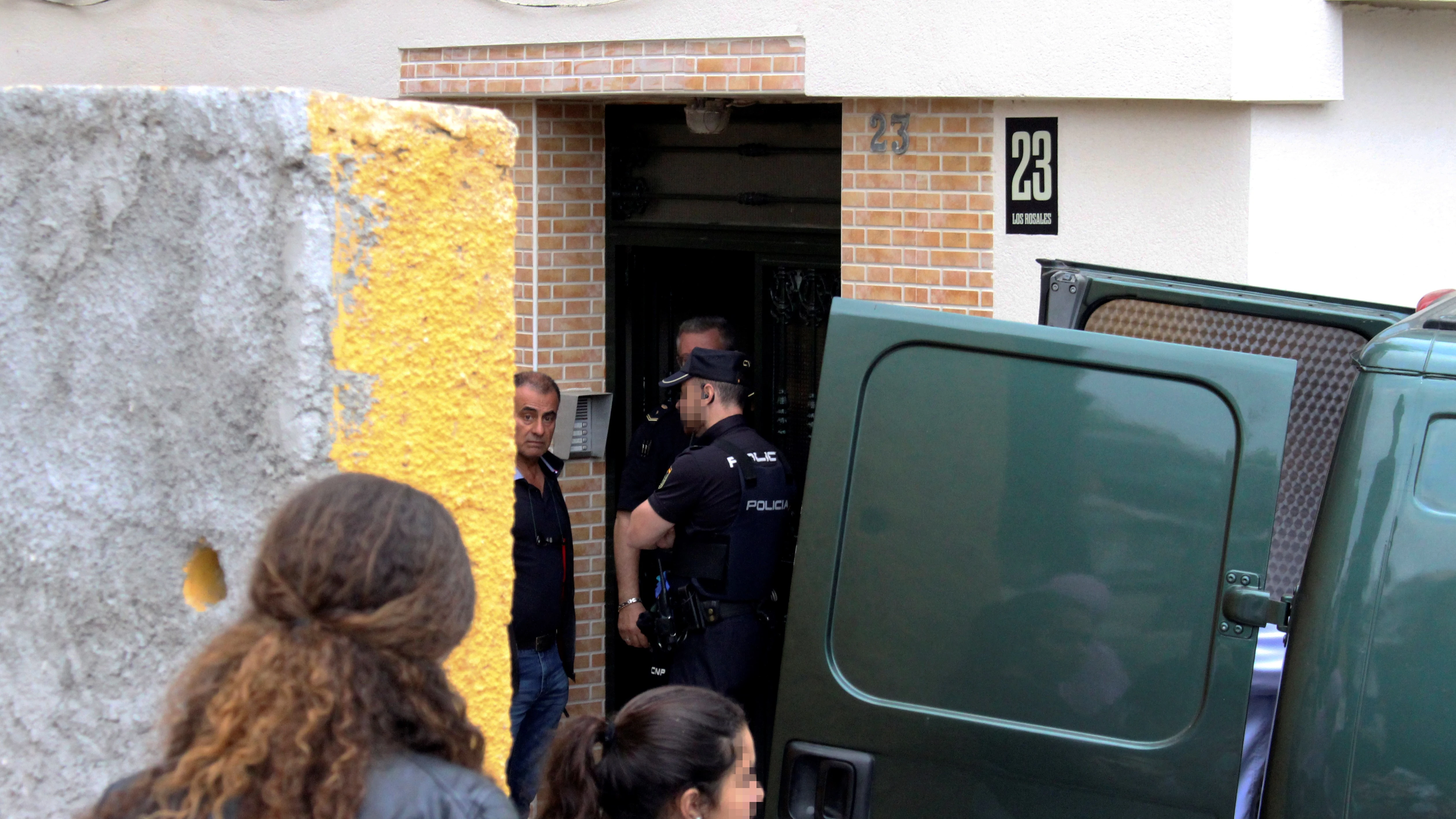 Agentes en la casa del Guardia Civil que disparó a su mujer