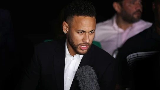 Neymar atiende a los medios de comunicación tras su declaración Neymar atiende a los medios de comunicación tras su declaración