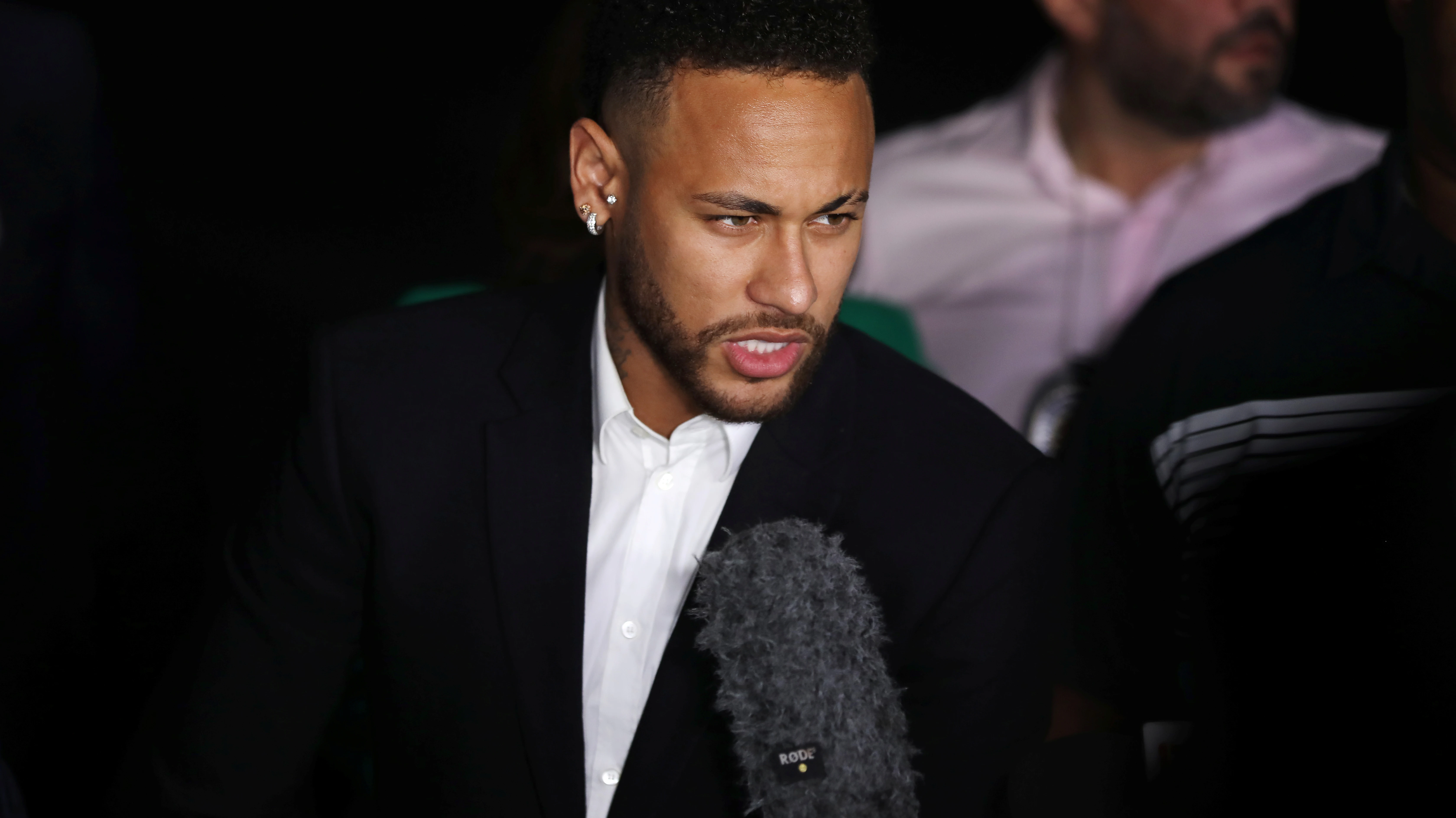 Neymar atiende a los medios de comunicación tras su declaración