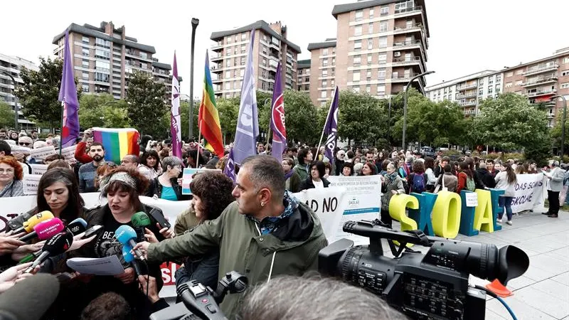 Cientos de personas arropan a los responsables de Skolae en la Audiencia Cientos de personas arropan a los responsables de Skolae en la Audiencia