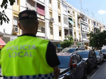Fachada del bloque de pisos en la calle Espejo Blanca de Córdoba donde han sido hallados los cuerpos sin vida de dos personas, que presentaban heridas por arma blanca. Fachada del bloque de pisos en la calle Espejo Blanca de Córdoba donde han sido hallados los cuerpos sin vida de dos personas, que presentaban heridas por arma blanca.