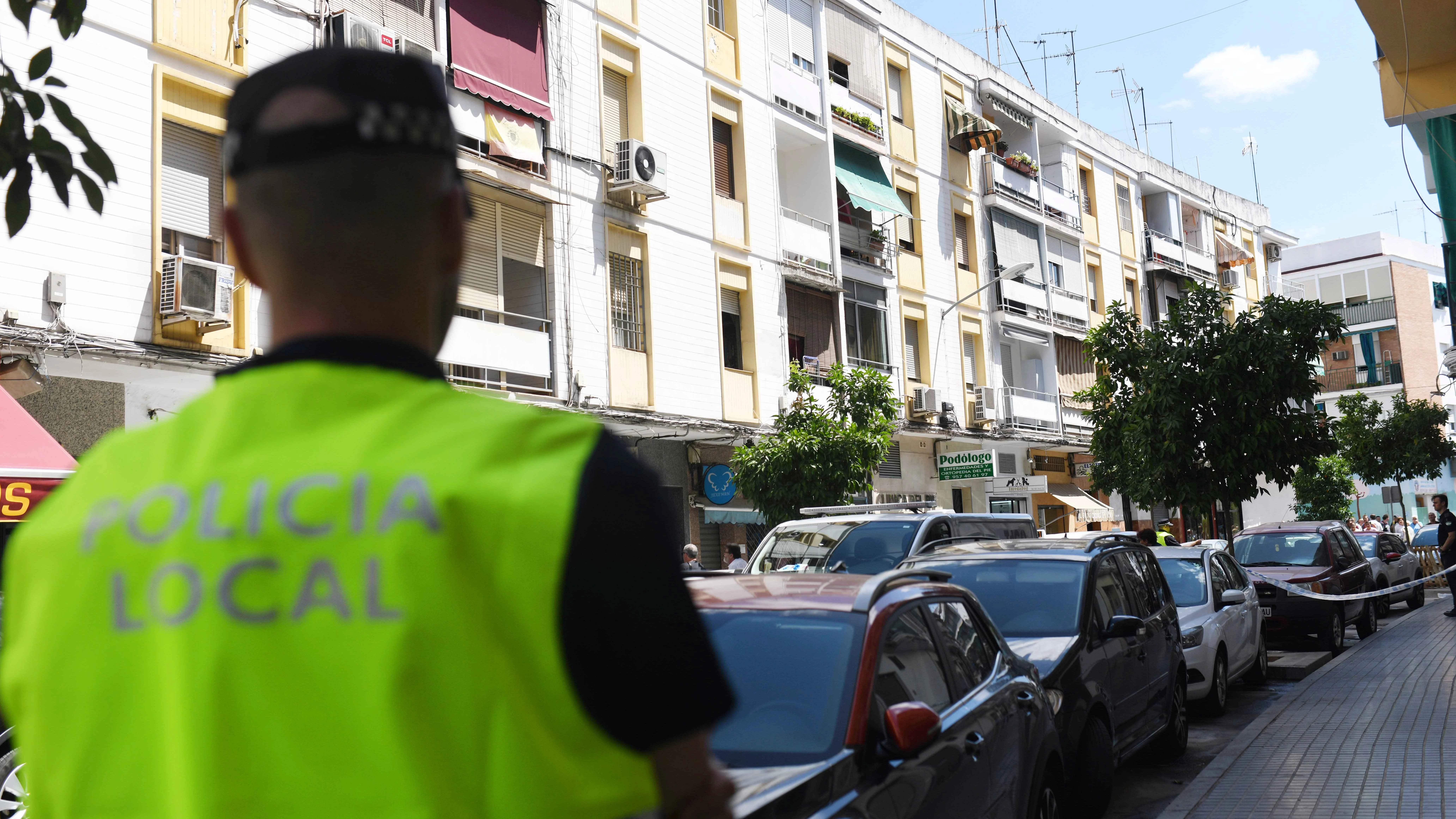 Fachada del bloque de pisos en la calle Espejo Blanca de Córdoba donde han sido hallados los cuerpos sin vida de dos personas, que presentaban heridas por arma blanca.