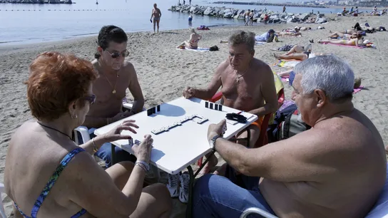 Un grupo de jubilados disfruta de la playa de la Barceloneta. Un grupo de jubilados disfruta de la playa de la Barceloneta.
