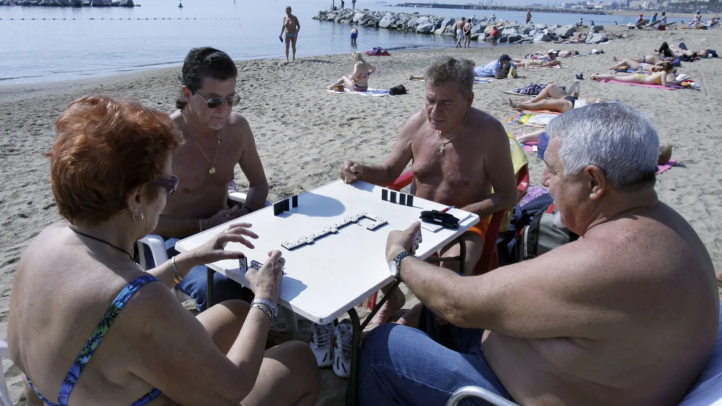 Un grupo de jubilados disfruta de la playa de la Barceloneta. Un grupo de jubilados disfruta de la playa de la Barceloneta.