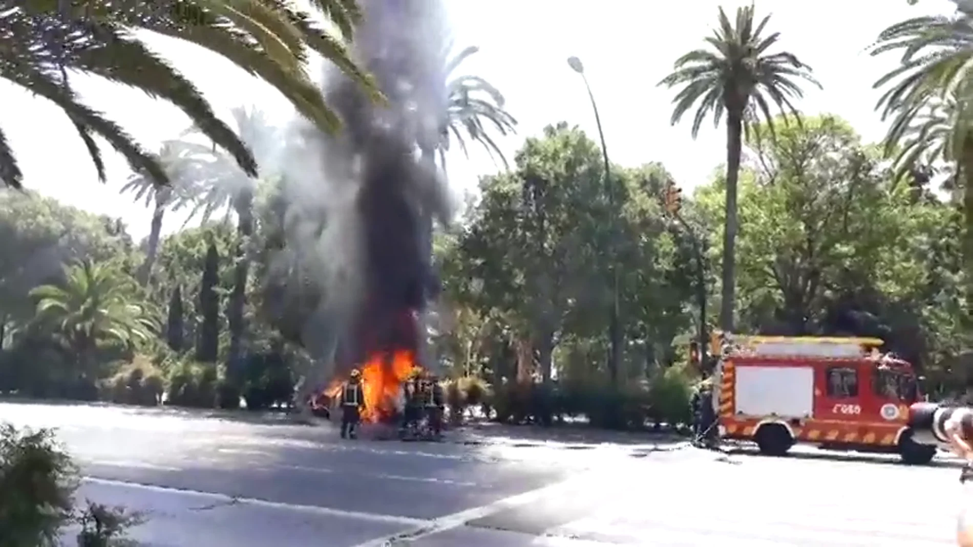 Un coche se incendia en plena ciudad de Malaga: "Saqué a la niña, la silla y el coche salió ardiendo"