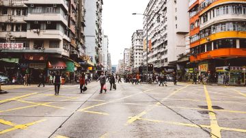 Líneas amarillas en una gran ciudad Líneas amarillas en una gran ciudad