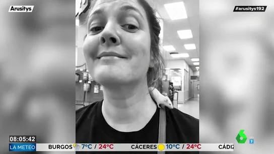 Drew Barrymore y su nueva mascota, presenta al nuevo miembro de su familia: un ratón Drew Barrymore y su nueva mascota, presenta al nuevo miembro de su familia: un ratón
