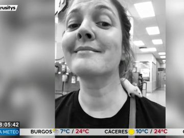 Drew Barrymore y su nueva mascota, presenta al nuevo miembro de su familia: un ratón Drew Barrymore y su nueva mascota, presenta al nuevo miembro de su familia: un ratón