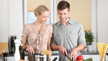 Pareja cocinando