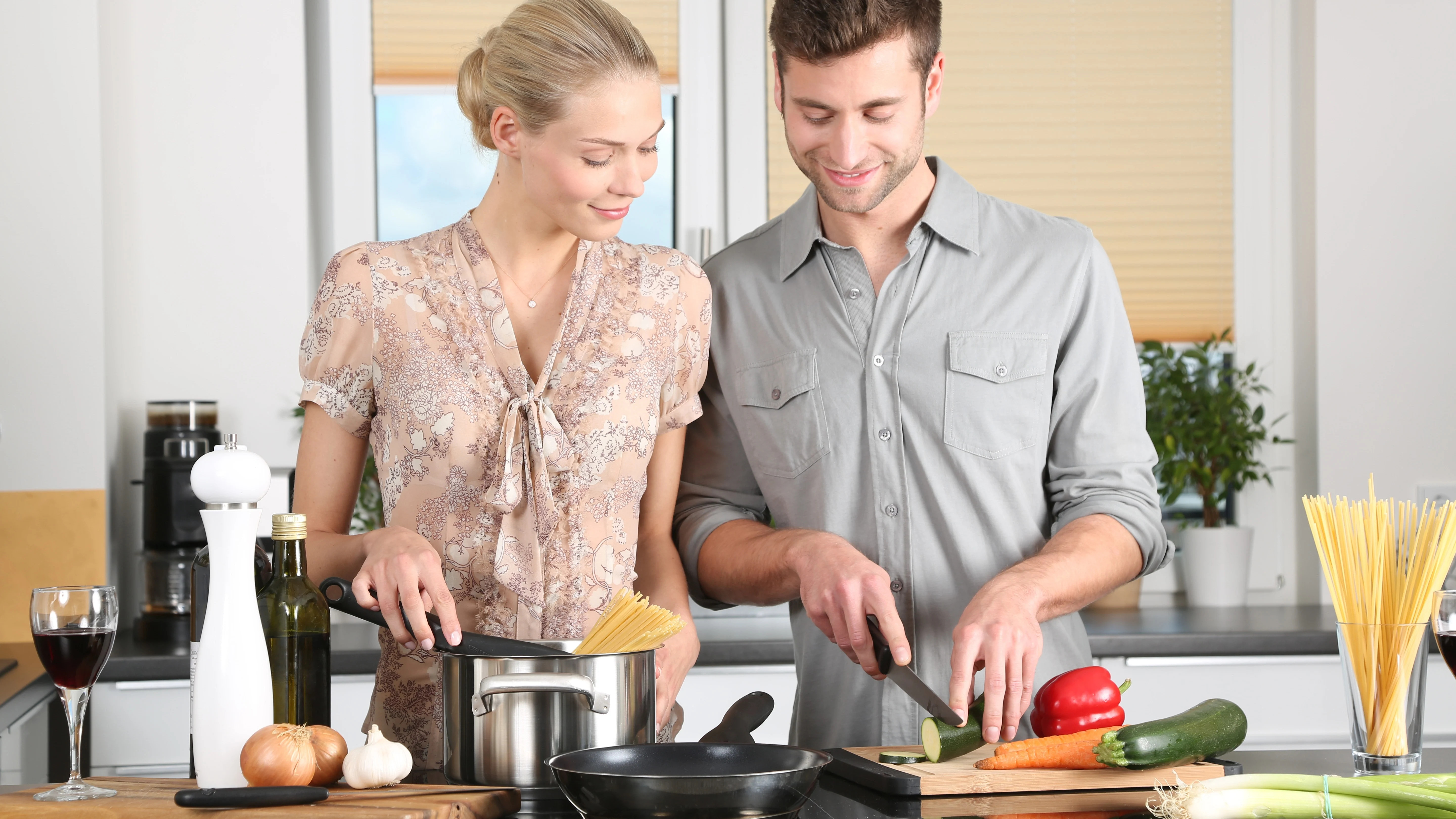 Pareja cocinando