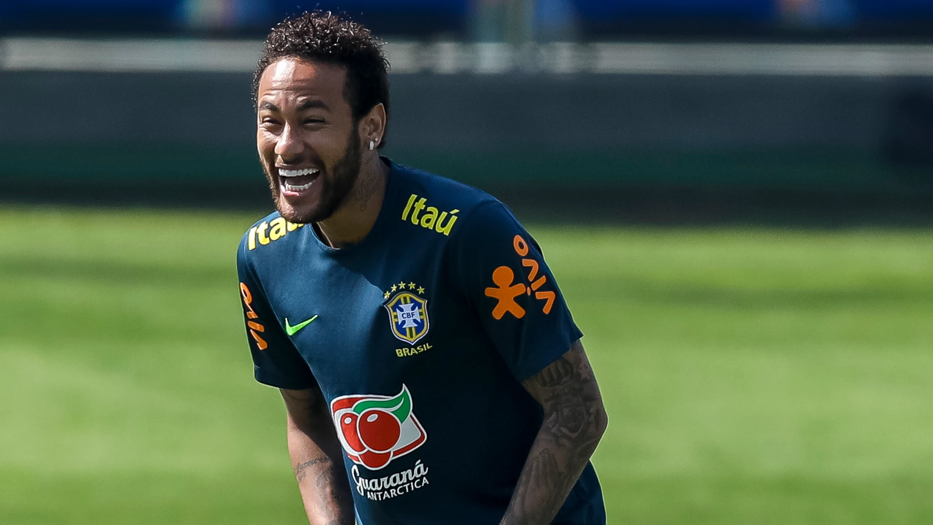 Neymar, sonriente durante un entrenamiento de Brasil