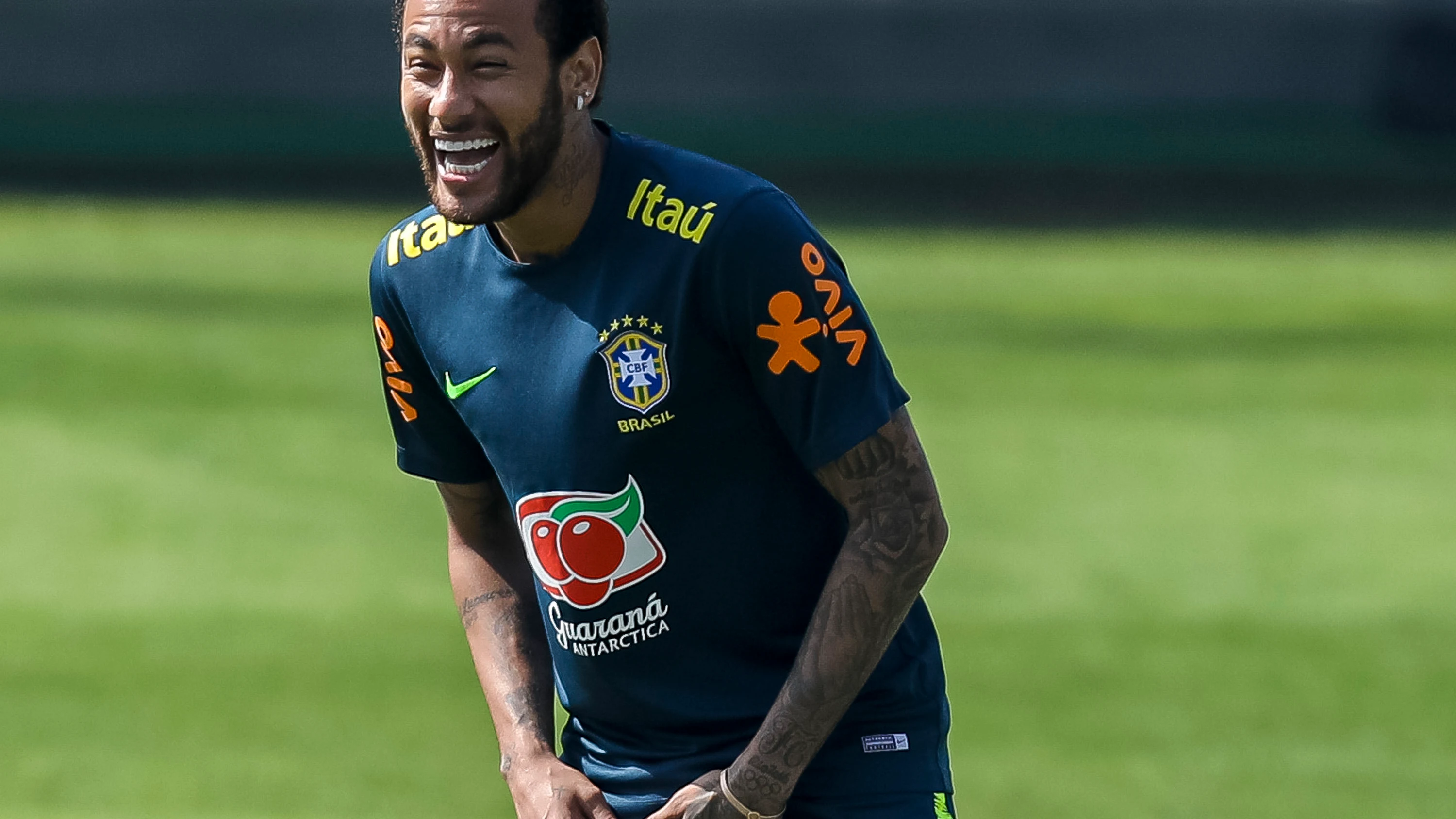 Neymar, sonriente durante un entrenamiento de Brasil