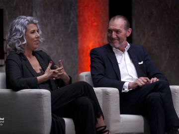 Paco Núñez junto a su mujer en su charla con Helena Resano