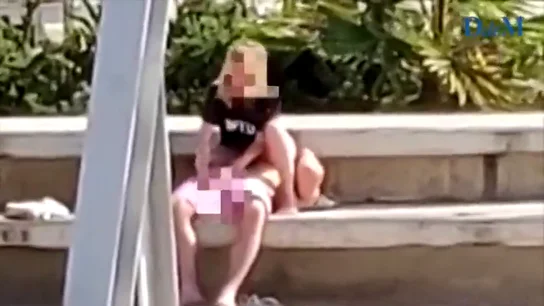Graban a una pareja practicando sexo en la calle a plena luz del día en Magaluf, Mallorca Graban a una pareja practicando sexo en la calle a plena luz del día en Magaluf, Mallorca