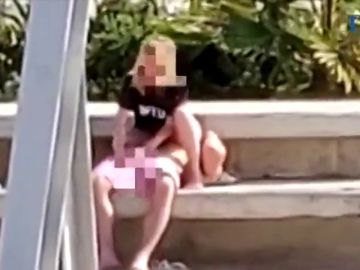 Graban a una pareja practicando sexo en la calle a plena luz del día en Magaluf, Mallorca