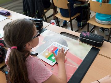 Una niña usando un iPad en clase (Archivo) Una niña usando un iPad en clase (Archivo)