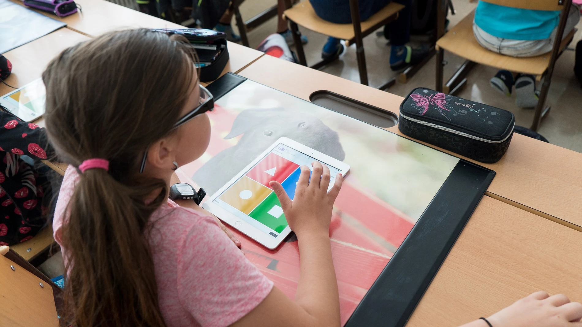 Una niña usando un iPad en clase (Archivo)