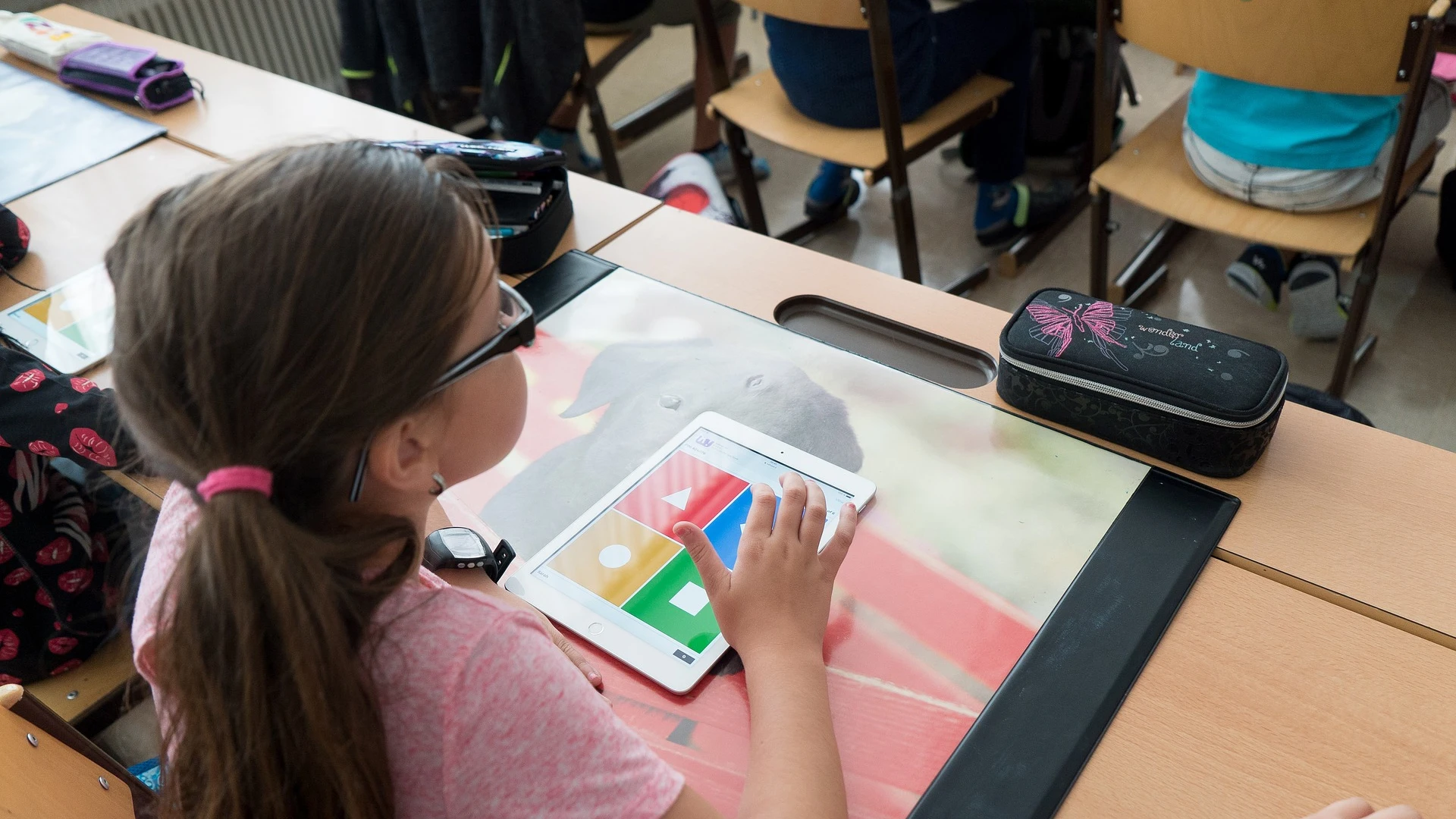 Una niña usando un iPad en clase (Archivo)