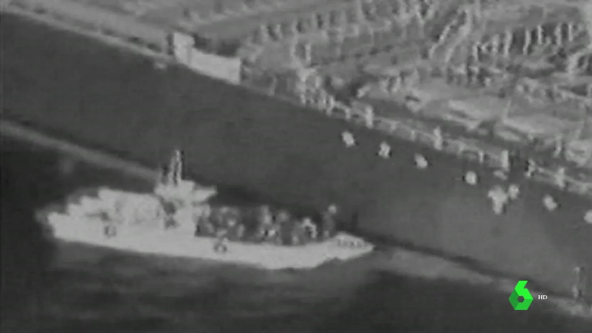 Un vídeo en blanco y negro y borroso: esta es la dudosa prueba de EEUU para culpar a Irán del ataque en el estrecho de Ormuz