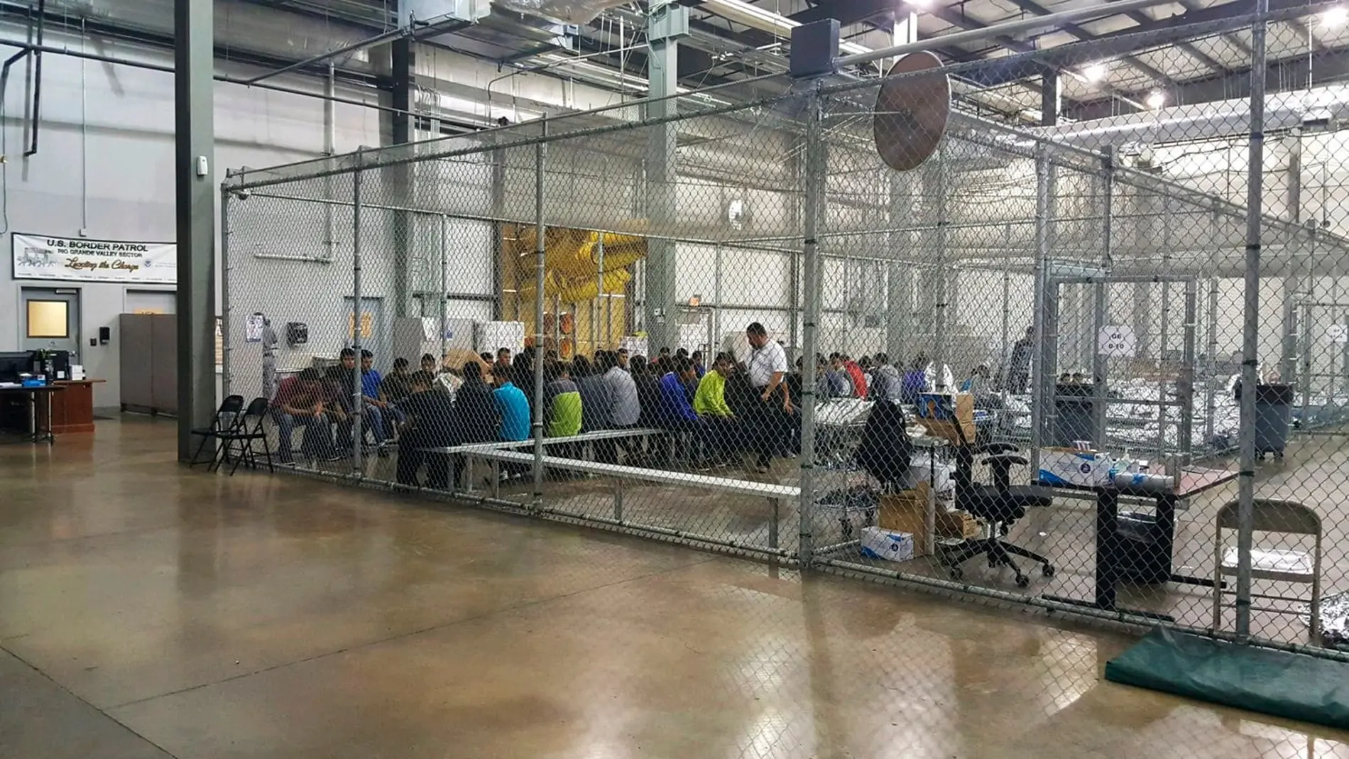 Personas retenidas en un centro de menores de EEUU
