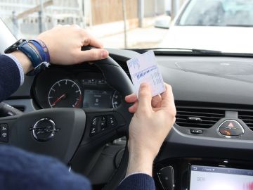 Imagen de archivo de una persona examinándose del carnet de conducir. 