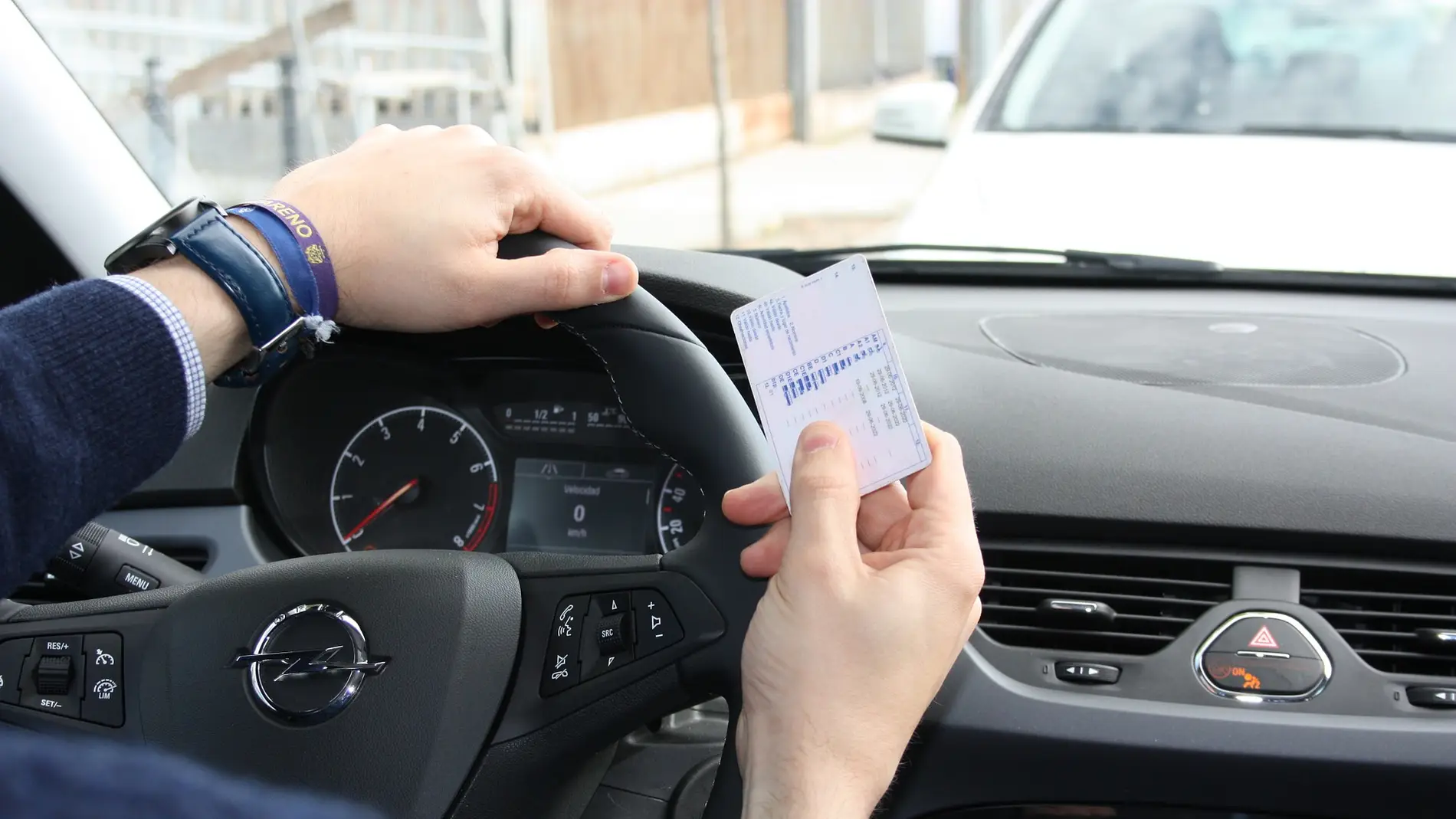 Imagen de archivo de una persona examinándose del carnet de conducir