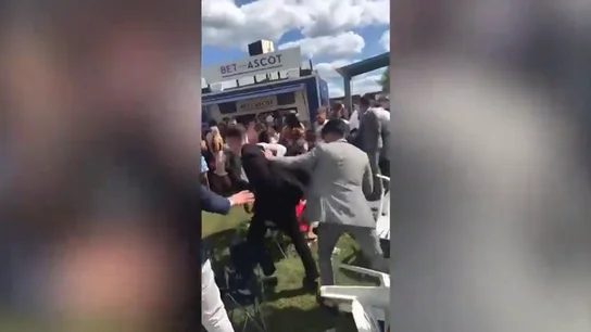 Violencia entre el glamour de Ascot: Un futbolista del Watford, suspendido tras meterse en un pelea Violencia entre el glamour de Ascot: Un futbolista del Watford, suspendido tras meterse en un pelea