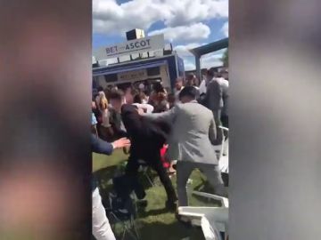 Violencia entre el glamour de Ascot: Un futbolista del Watford, suspendido tras meterse en un pelea Violencia entre el glamour de Ascot: Un futbolista del Watford, suspendido tras meterse en un pelea