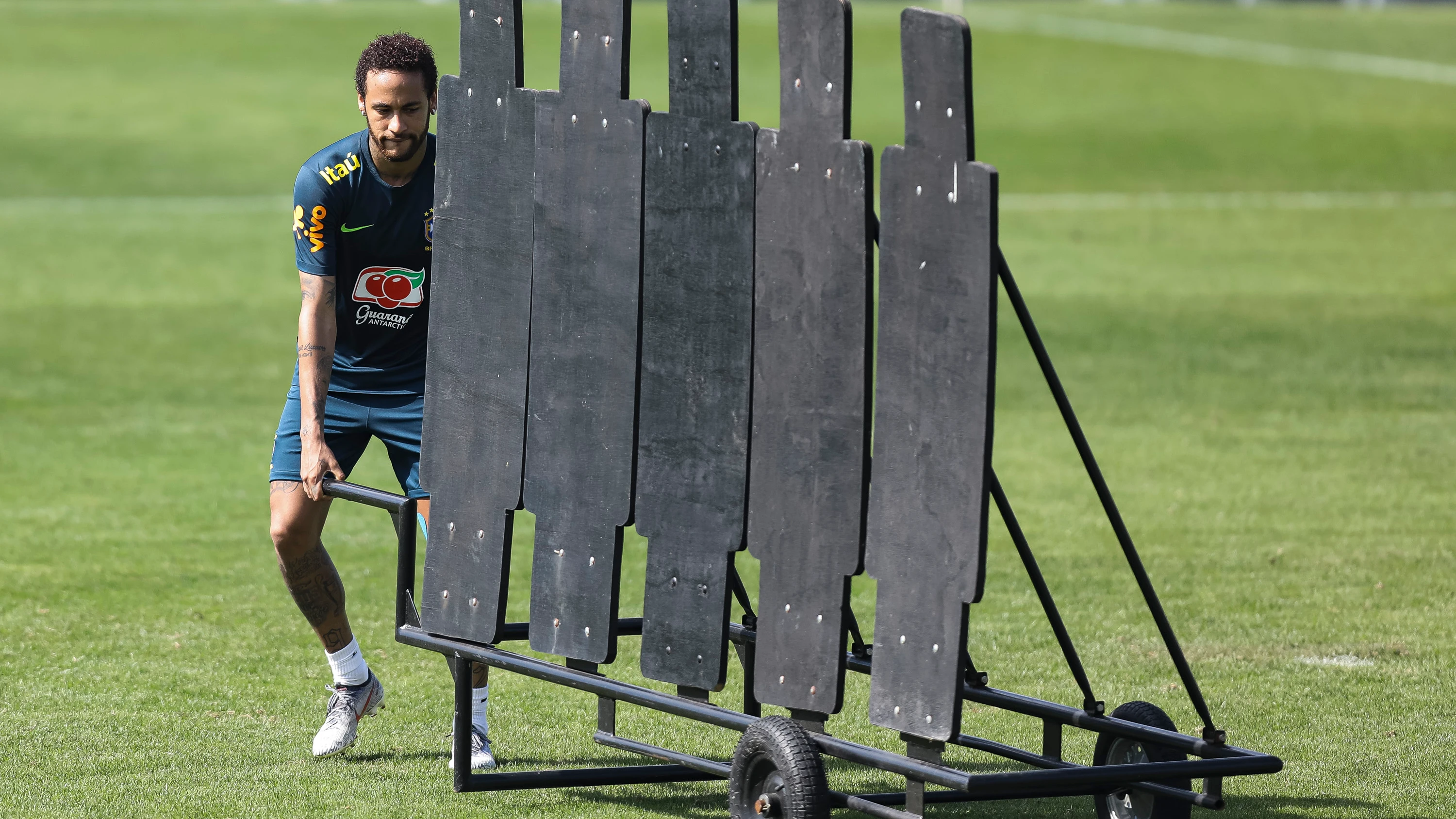 Neymar, durante un entrenamiento con Brasil