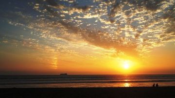 Atardecer de verano, playa Chinchorro