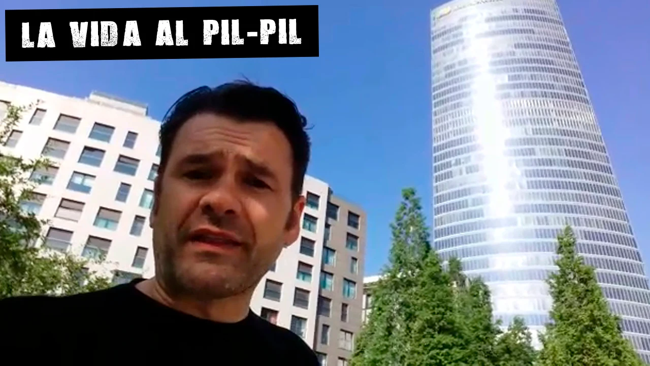Iñaki López frente a la torre de Iberdrola en Bilbao