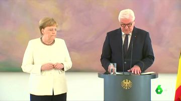 Merkel vuelve a sufrir temblores en un acto