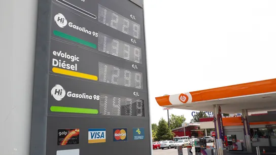 Panel informativo de precios de los combustibles en una gasolinera de Madrid Panel informativo de precios de los combustibles en una gasolinera de Madrid