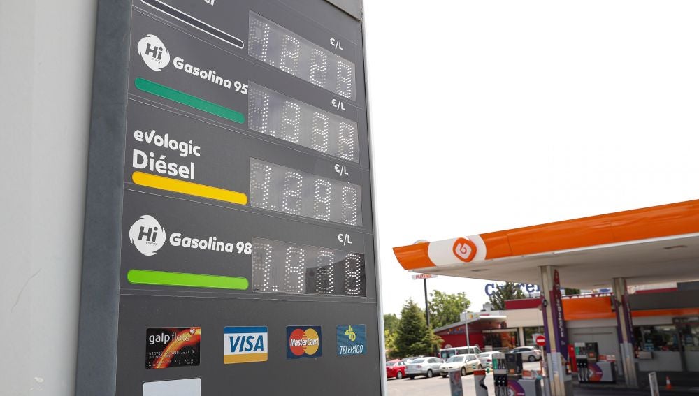 Panel informativo de precios de los combustibles en una gasolinera de Madrid