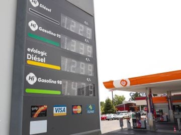 Panel informativo de precios de los combustibles en una gasolinera de Madrid.