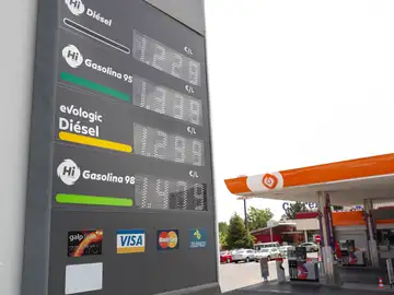 Panel informativo de precios de los combustibles en una gasolinera de Madrid