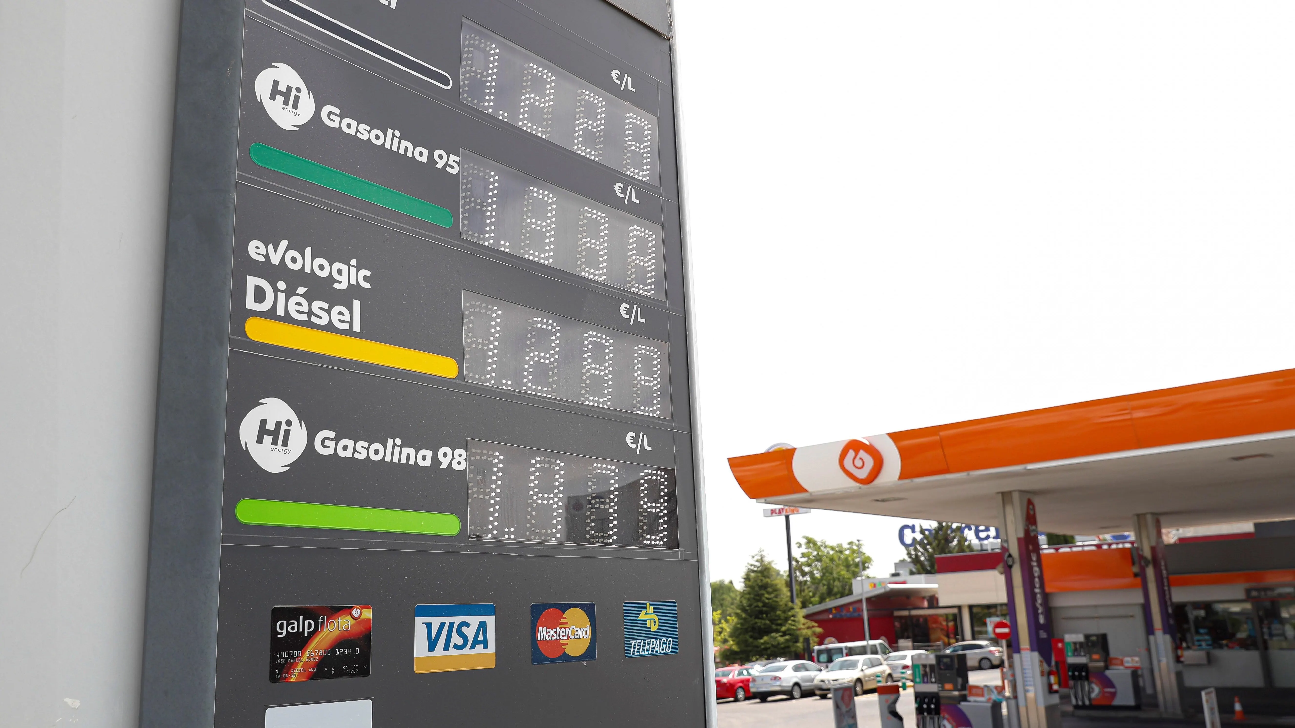 Panel informativo de precios de los combustibles en una gasolinera de Madrid