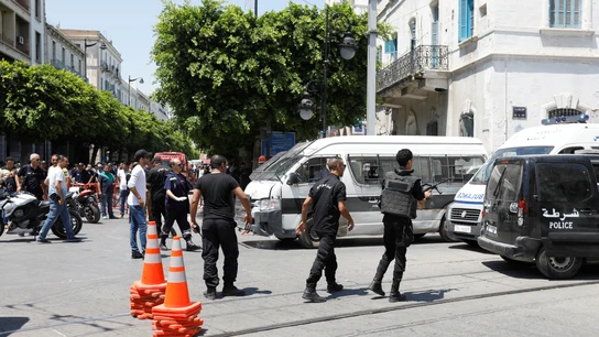 Policía tunecina en el lugar del atentado Policía tunecina en el lugar del atentado