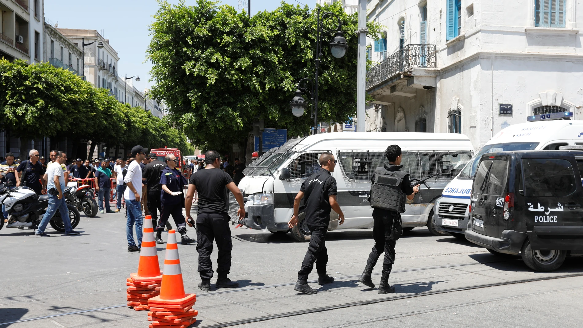 Policía tunecina en el lugar del atentado 