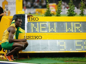 Usain Bolt posa con su récord del mundo de los 100 metros lisos Usain Bolt posa con su récord del mundo de los 100 metros lisos