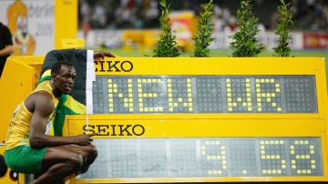 Usain Bolt posa con su récord del mundo de los 100 metros lisos
