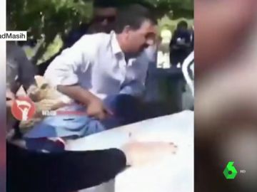 Polémica en Irán tras la brutal detención de una adolescente por jugar con sus amigos con pistolas de agua Polémica en Irán tras la brutal detención de una adolescente por jugar con sus amigos con pistolas de agua