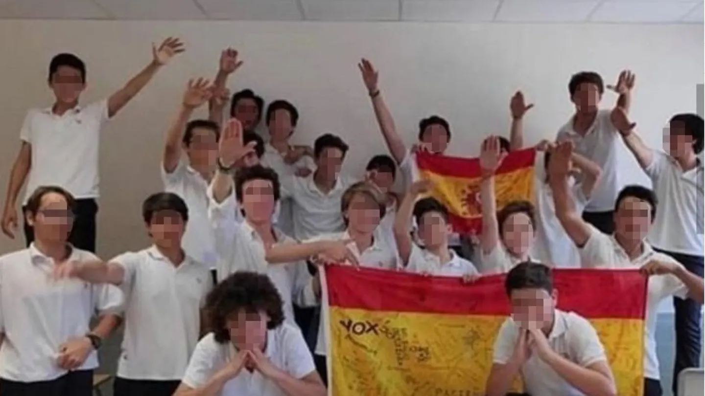 Alumnos haciendo el saludo nazi con una bandera de España Alumnos haciendo el saludo nazi con una bandera de España