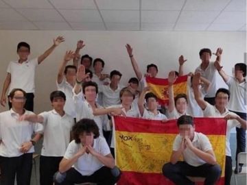 Alumnos haciendo el saludo nazi con una bandera de España Alumnos haciendo el saludo nazi con una bandera de España