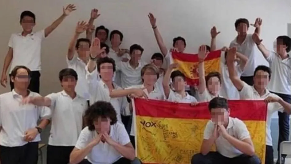 Alumnos haciendo el saludo nazi con una bandera de España