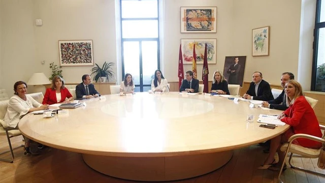 La vicealcaldesa de Madid, Begoña Villacís, junto al alcalde, Jose Luis Martínez-Almeida presiden la primera reunión de la Junta de Gobierno municipal de Madrid del mandato de ambos