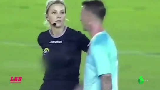 El épico 'vacile' de la árbitra Fernanda Colombo a un jugador El épico 'vacile' de la árbitra Fernanda Colombo a un jugador