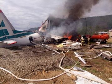 Los bomberos tratan de apagar las llamas tras estrellarse un avión de pasajeros Los bomberos tratan de apagar las llamas tras estrellarse un avión de pasajeros