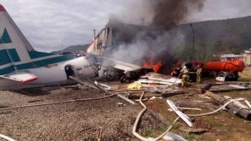 Los bomberos tratan de apagar las llamas tras estrellarse un avión de pasajeros