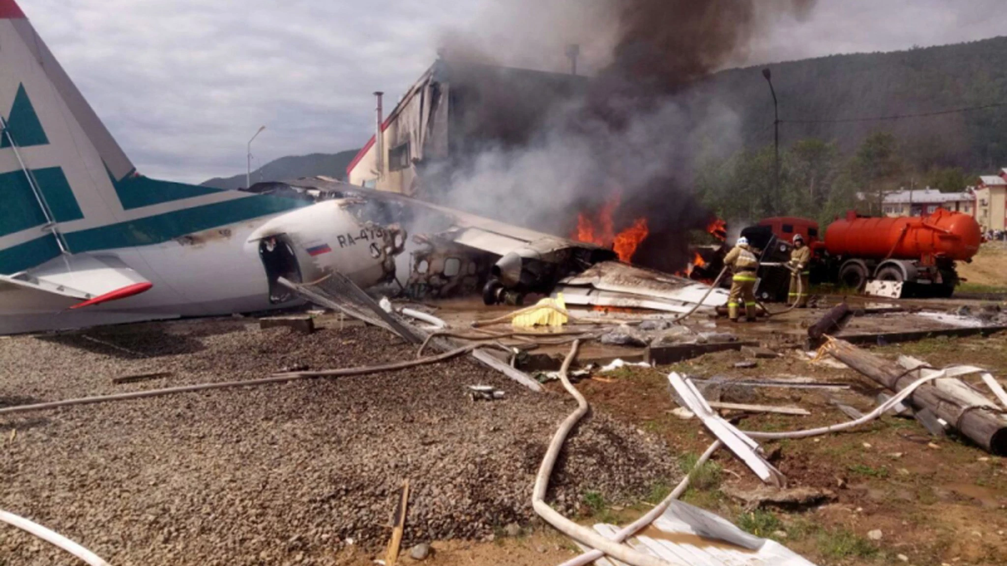 Los bomberos tratan de apagar las llamas tras estrellarse un avión de pasajeros